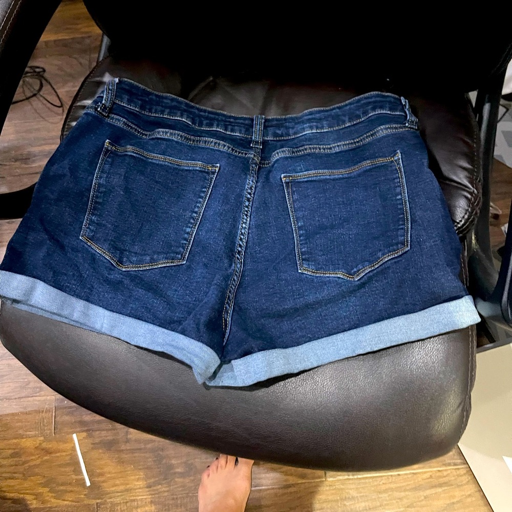 Cute Arizona cuff shorts mid rise